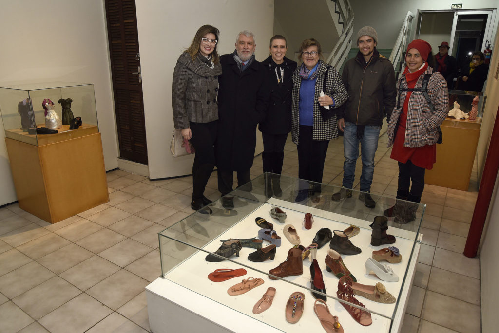 Abertura de duas mostras paralelas do 5º Salão Nacional de Cerâmica: “Soraia Savaris e Juliana Pimenta” e “Coletiva de Cerâmica Contemporânea”. Além das as exposições “A arte que caminha em cerâmica” e “Ciclos: transformando vazios” no Museu Alfredo Andersen.Curitiba, 21 de junho de 2016.Foto: Kraw Penas/SEEC